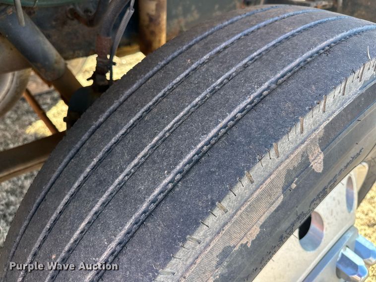 image for item EK0396 2000 Peterbilt 330 truck cab and chassis