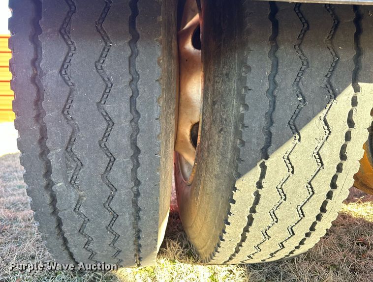 image for item EK0396 2000 Peterbilt 330 truck cab and chassis