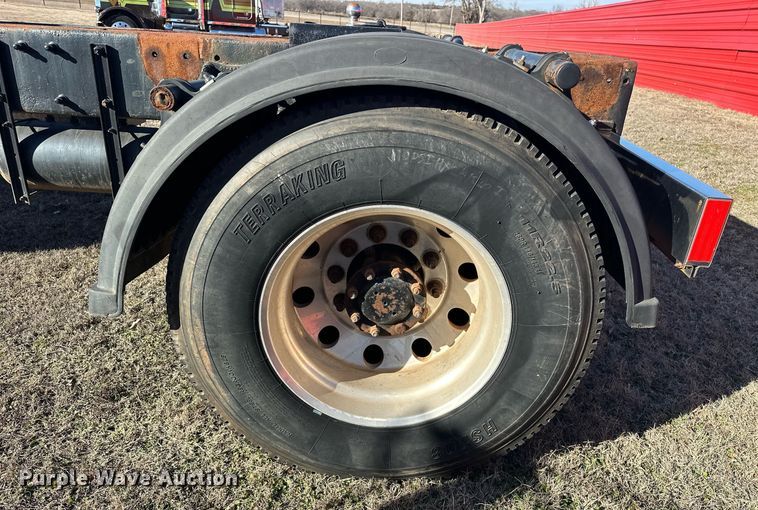 image for item EK0396 2000 Peterbilt 330 truck cab and chassis