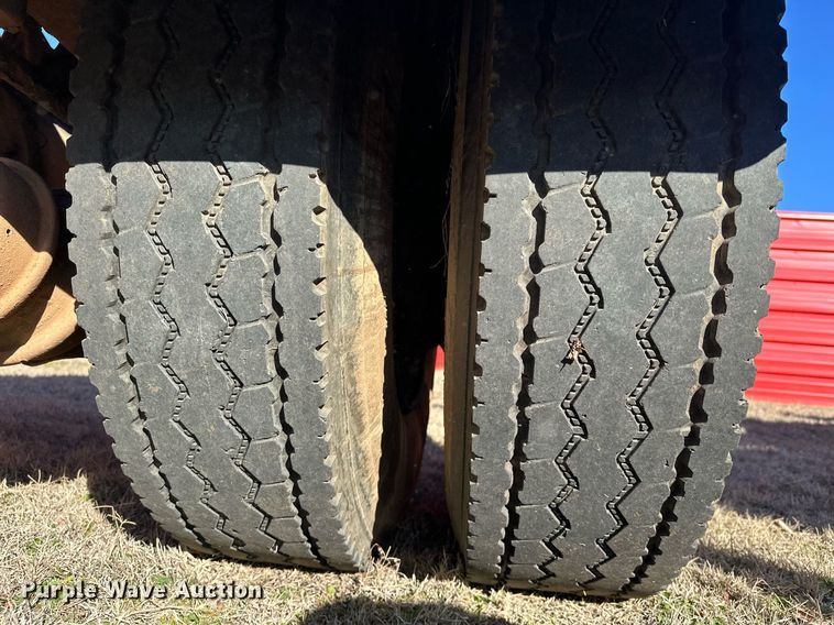 image for item EK0396 2000 Peterbilt 330 truck cab and chassis