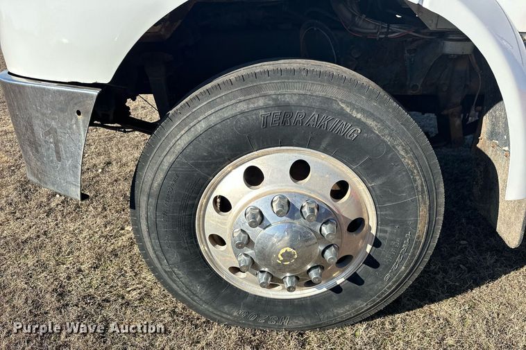 image for item EK0396 2000 Peterbilt 330 truck cab and chassis