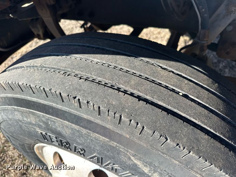 image for item EK0396 2000 Peterbilt 330 truck cab and chassis