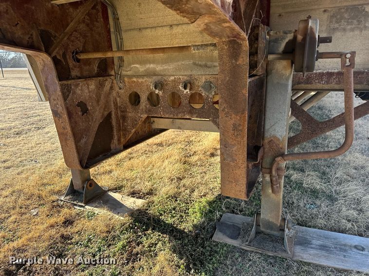 image for item EK0397 2005 Wilson CFD-900 drop deck trailer