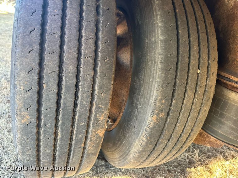 image for item EK0397 2005 Wilson CFD-900 drop deck trailer