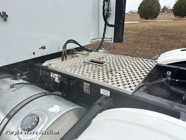 image for item EK0442 2015 Kenworth T660 semi truck