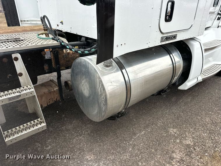 image for item EK0442 2015 Kenworth T660 semi truck