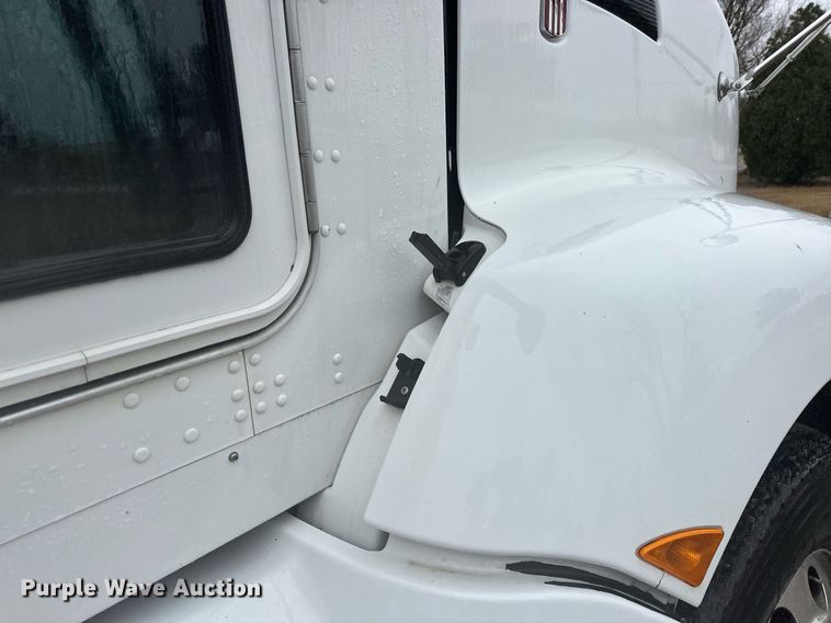 image for item EK0442 2015 Kenworth T660 semi truck