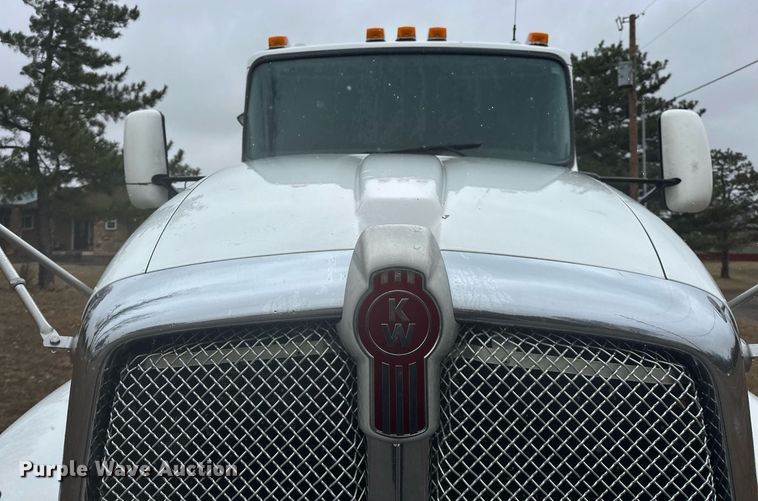 image for item EK0442 2015 Kenworth T660 semi truck