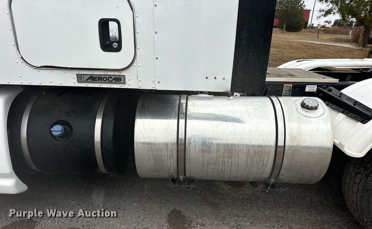 image for item EK0442 2015 Kenworth T660 semi truck