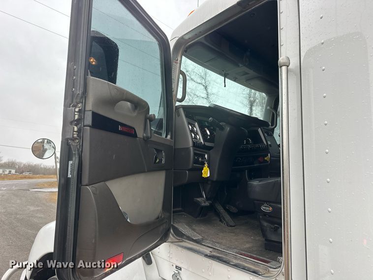 image for item EK0442 2015 Kenworth T660 semi truck