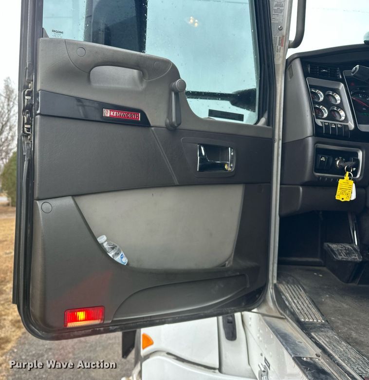 image for item EK0442 2015 Kenworth T660 semi truck