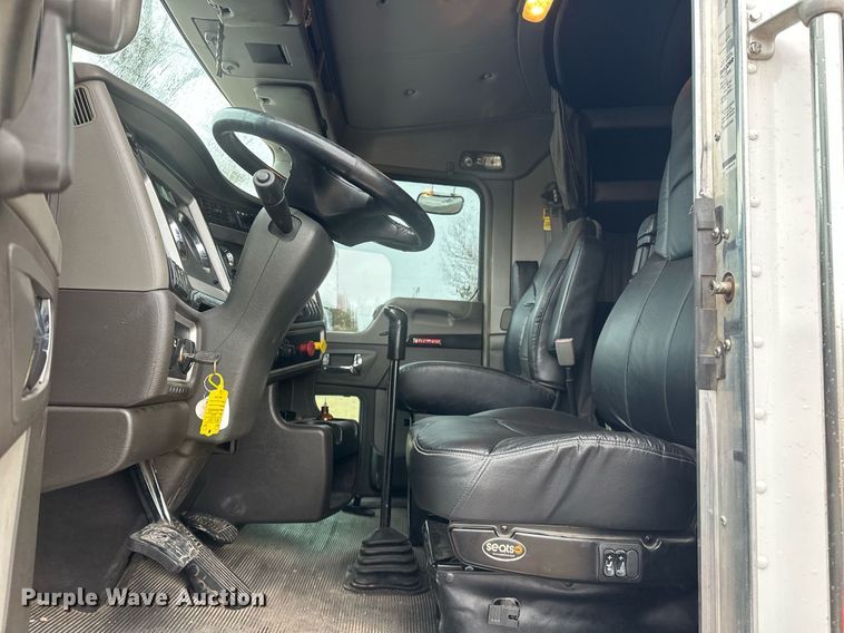 image for item EK0442 2015 Kenworth T660 semi truck