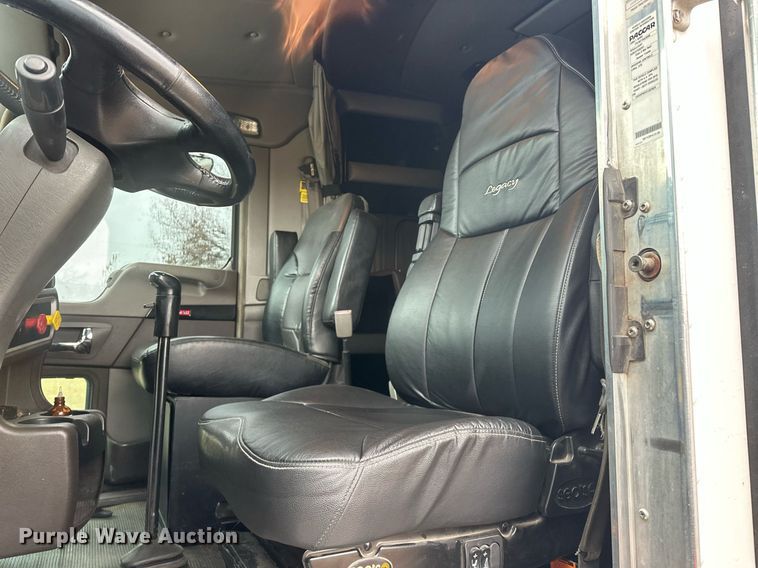 image for item EK0442 2015 Kenworth T660 semi truck