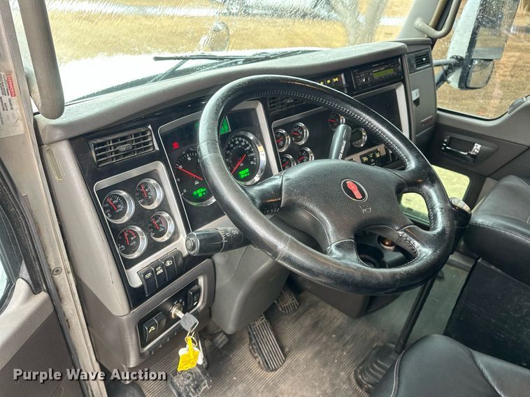 image for item EK0442 2015 Kenworth T660 semi truck