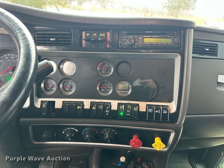image for item EK0442 2015 Kenworth T660 semi truck