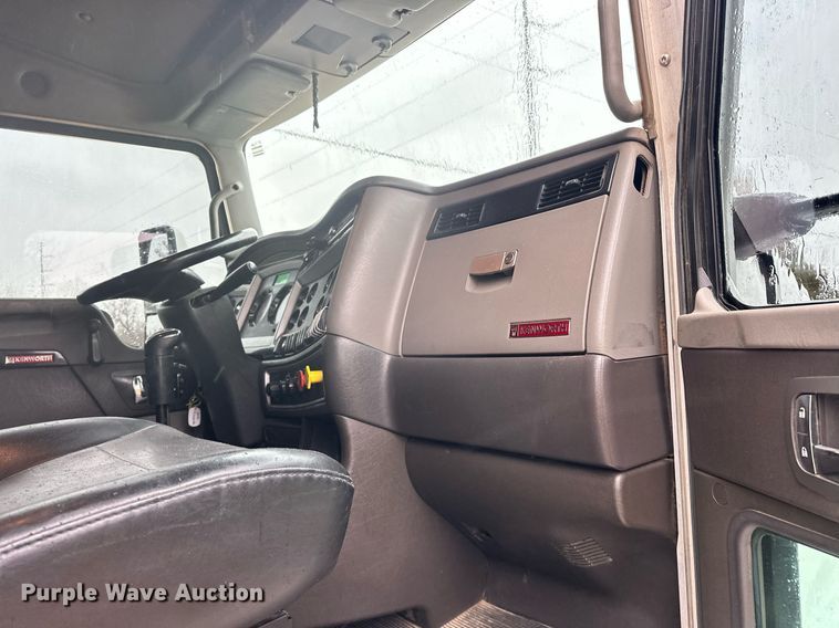 image for item EK0442 2015 Kenworth T660 semi truck