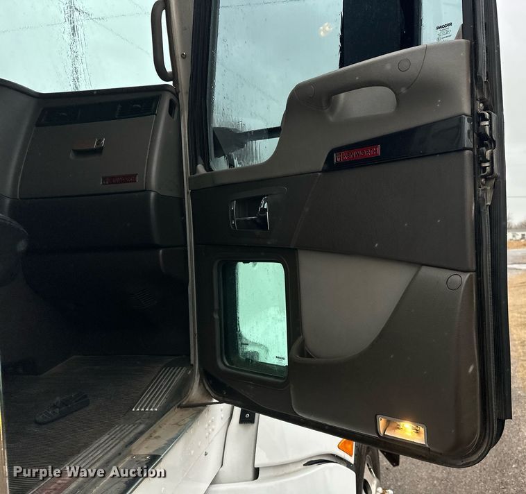 image for item EK0442 2015 Kenworth T660 semi truck