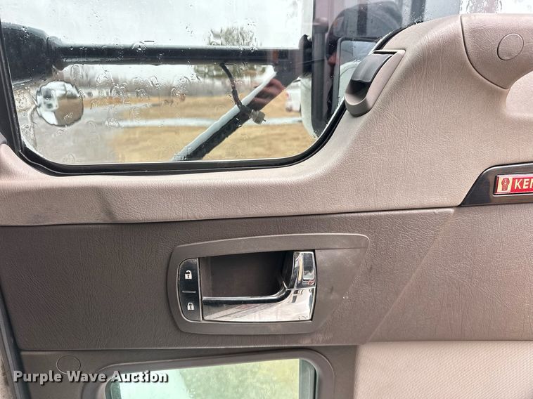 image for item EK0442 2015 Kenworth T660 semi truck