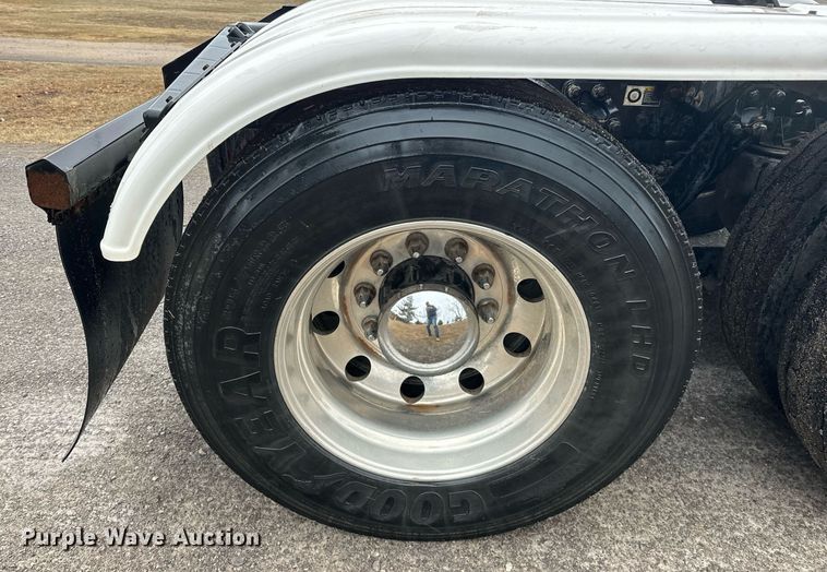 image for item EK0442 2015 Kenworth T660 semi truck