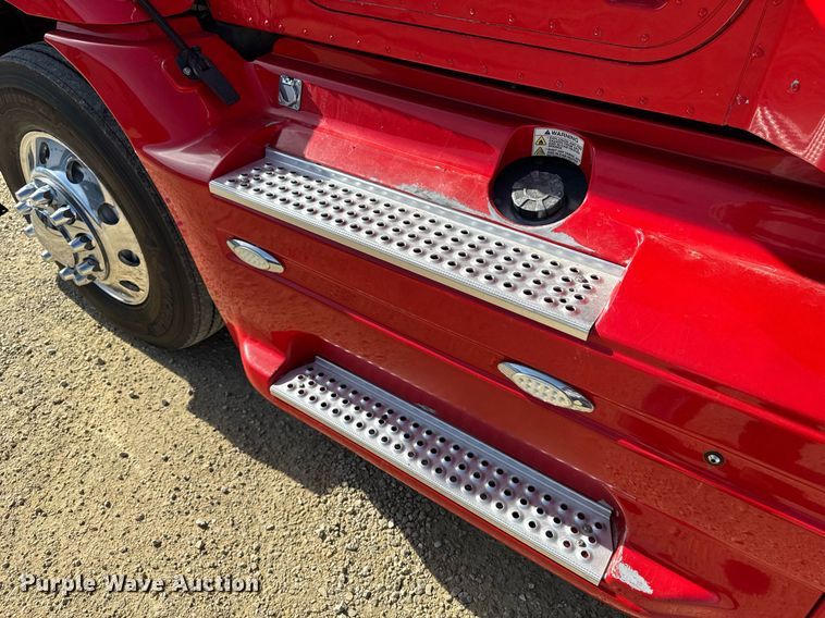 image for item EM3583 2007 International 9400i semi truck