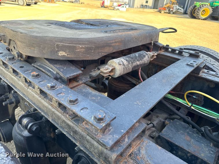 image for item EM3583 2007 International 9400i semi truck