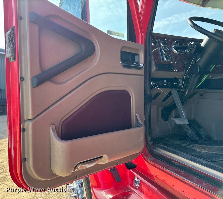 image for item EM3583 2007 International 9400i semi truck