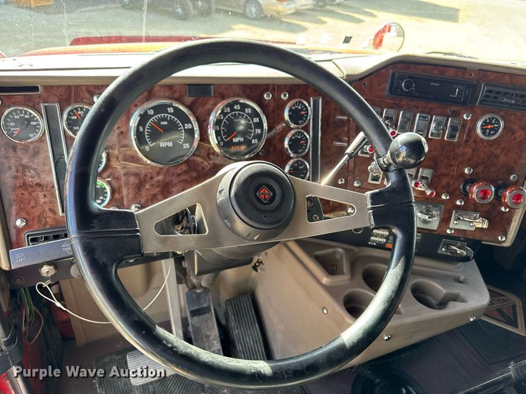 image for item EM3583 2007 International 9400i semi truck