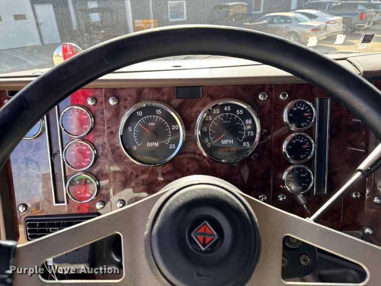 image for item EM3583 2007 International 9400i semi truck