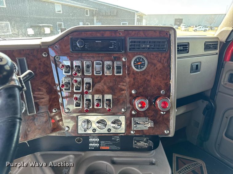 image for item EM3583 2007 International 9400i semi truck