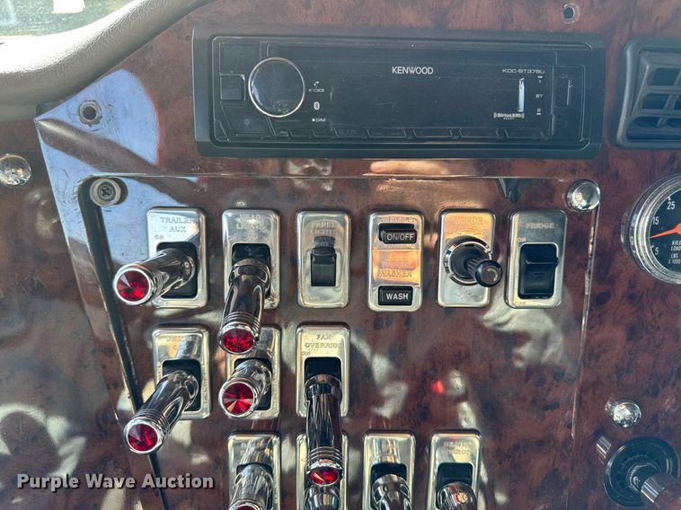 image for item EM3583 2007 International 9400i semi truck