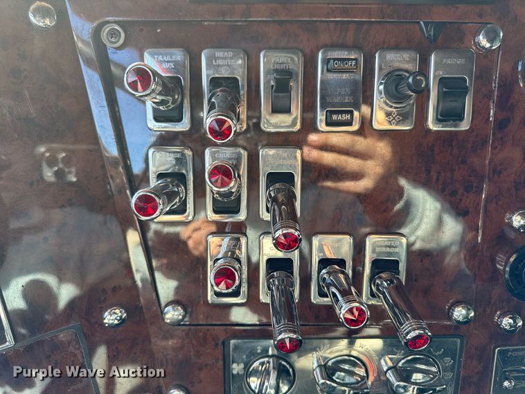 image for item EM3583 2007 International 9400i semi truck