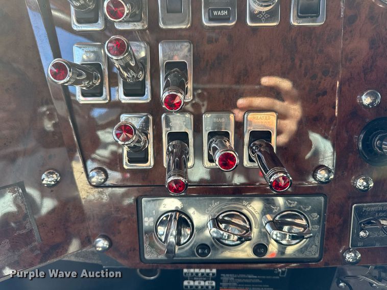 image for item EM3583 2007 International 9400i semi truck