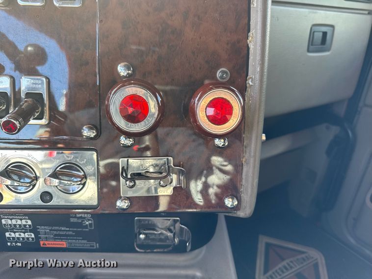 image for item EM3583 2007 International 9400i semi truck