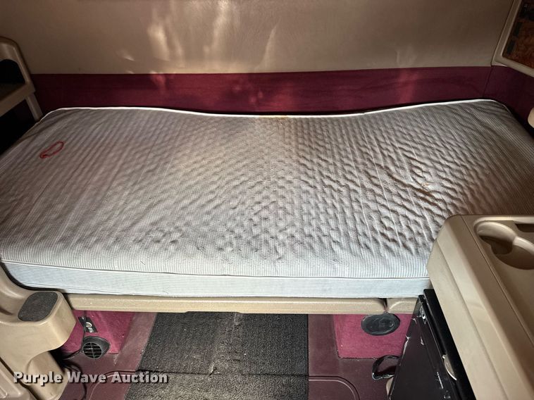 image for item EM3583 2007 International 9400i semi truck