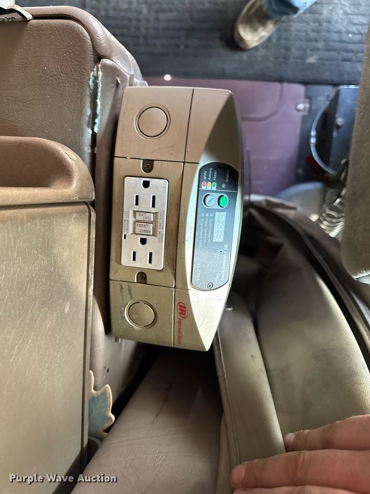 image for item EM3583 2007 International 9400i semi truck