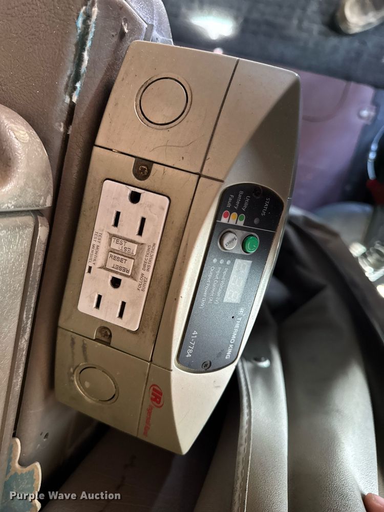 image for item EM3583 2007 International 9400i semi truck