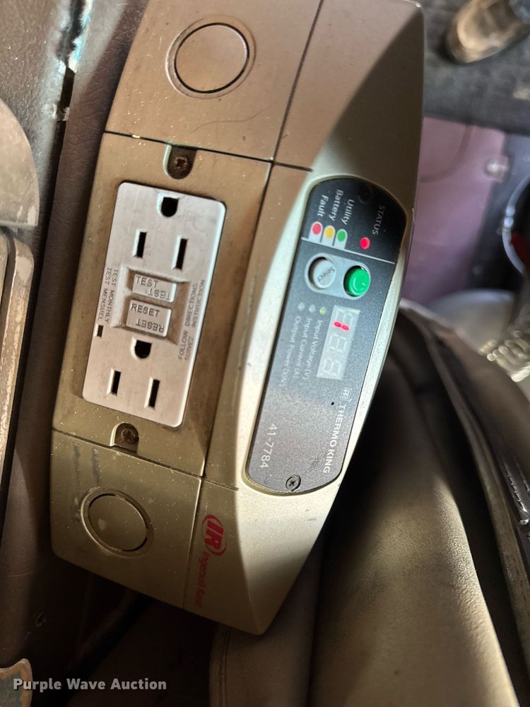 image for item EM3583 2007 International 9400i semi truck