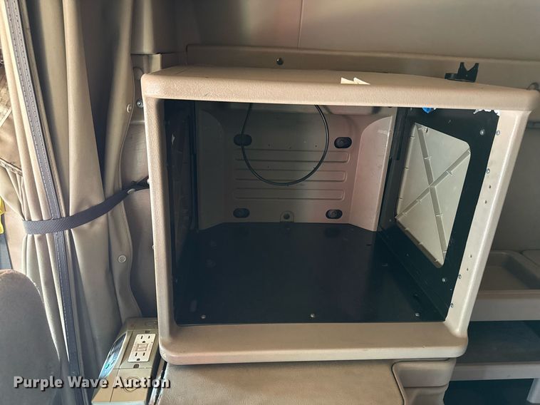 image for item EM3583 2007 International 9400i semi truck