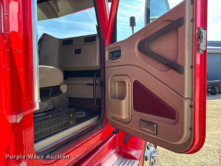 image for item EM3583 2007 International 9400i semi truck