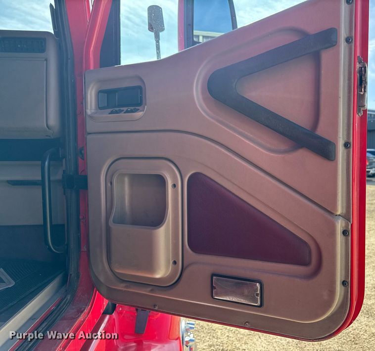 image for item EM3583 2007 International 9400i semi truck