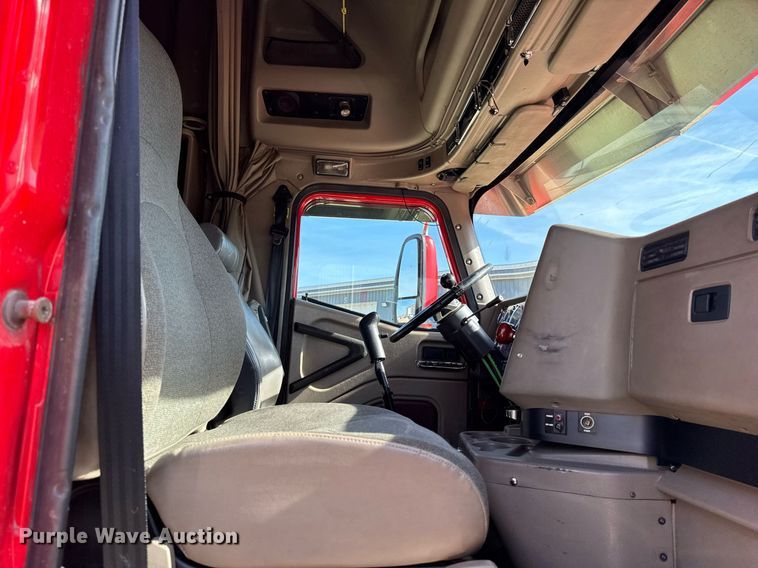 image for item EM3583 2007 International 9400i semi truck