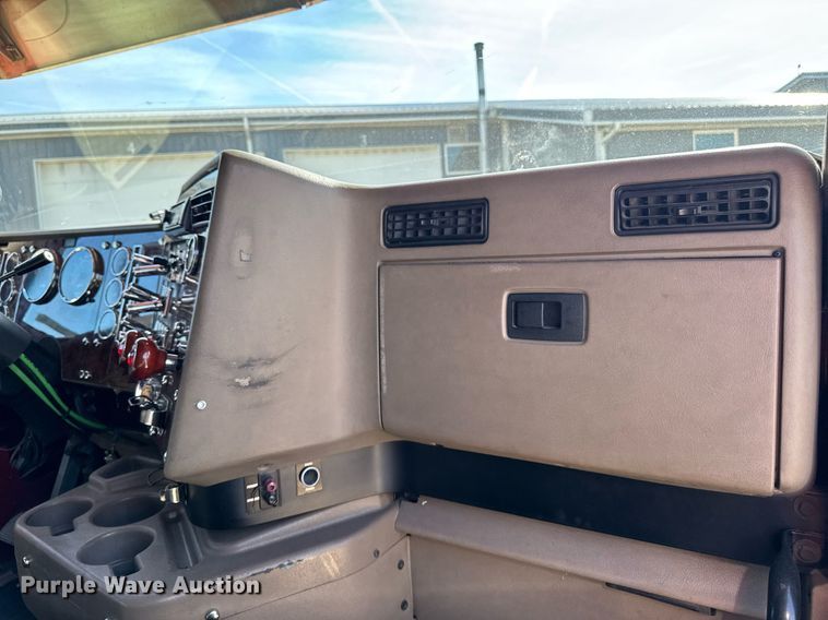 image for item EM3583 2007 International 9400i semi truck