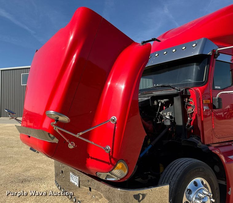 image for item EM3583 2007 International 9400i semi truck