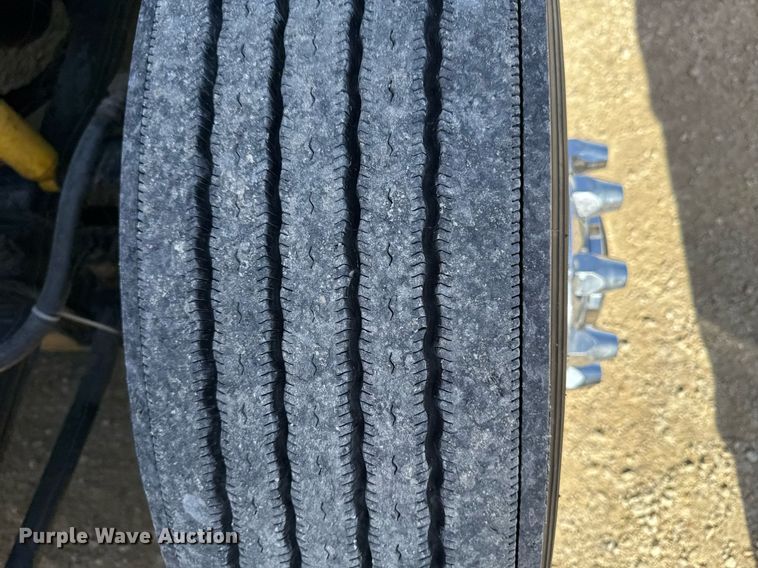 image for item EM3583 2007 International 9400i semi truck