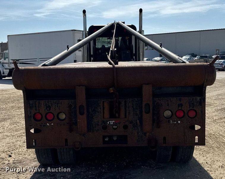 image for item EM3584 2010 Peterbilt 389 winch truck