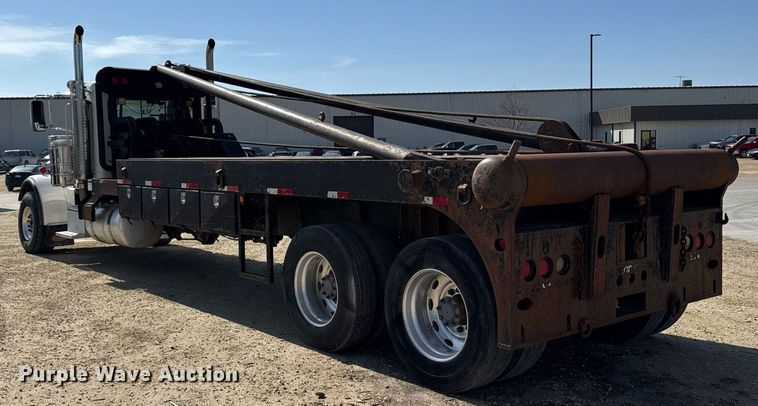 image for item EM3584 2010 Peterbilt 389 winch truck