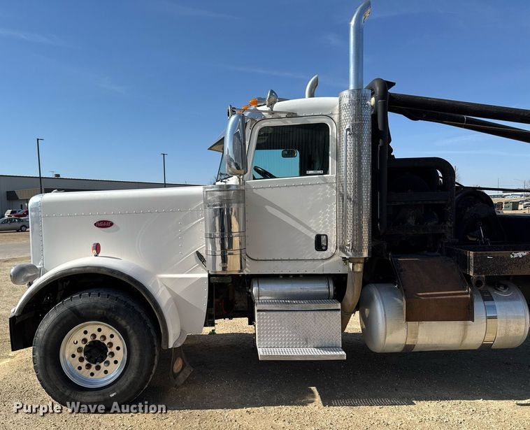 image for item EM3584 2010 Peterbilt 389 winch truck