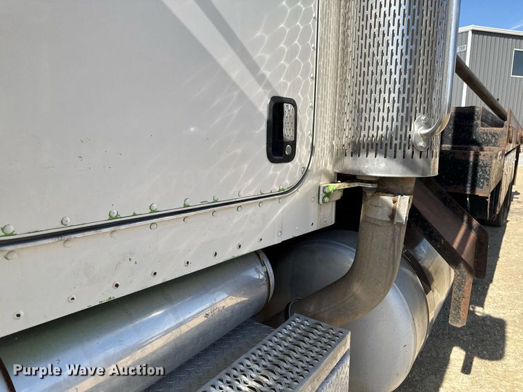 image for item EM3584 2010 Peterbilt 389 winch truck