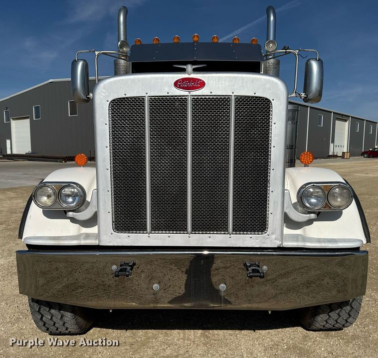 image for item EM3584 2010 Peterbilt 389 winch truck