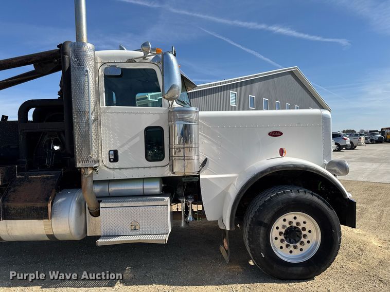image for item EM3584 2010 Peterbilt 389 winch truck